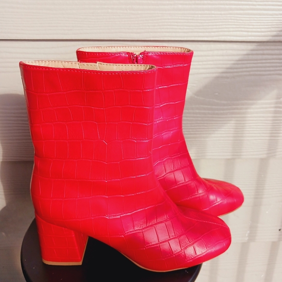 Red textured ankle boots - Picture 4 of 6
